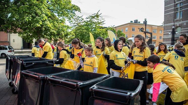 Äntligen återsamling på Tyska torget efter två pandemiår. Foto: Josefin Warg/Städa Sverige.