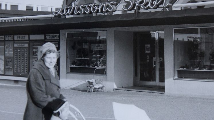 Omslaget till boken Våra torg- en vandring genom historien av Jonas Hernstig. Omslagsfoto: Bert Claesson