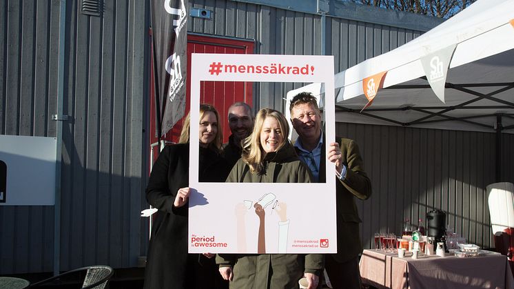 Sh bygg blir först i landet – menssäkrar byggbranschen. På bilden: Sara Mentzer, Arnold Bergman och Lars Svensson från Sh bygg, samt Terese Lann-Welin från #menssäkrad. Foto: Lina Börjesson. 