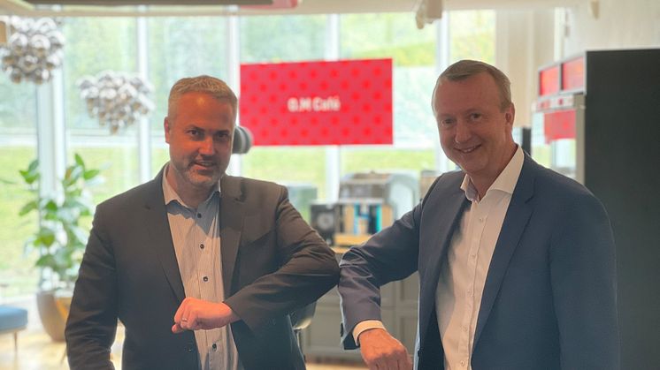 Daniel Thunberg, VD Xite Consulting och Peter Uddfors, VD och koncernchef på Office Management undertecknade avtalet om förvärv i fredags.