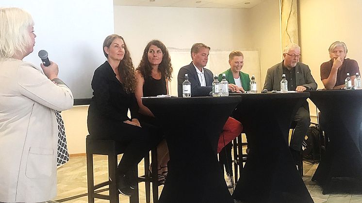 Silje Schei Tveitdal fra Footprint ledet debatten. I panelen f.v.: Hege S. Dillner Veidekke, Katharina Th. Bramslev Grønn Byggallianse, Kårstein Eidem Løvaas H, Anne Beathe Kristiansen Tvinnereim Sp, Geir Toskedal KrF og Ola Elvestuen V.