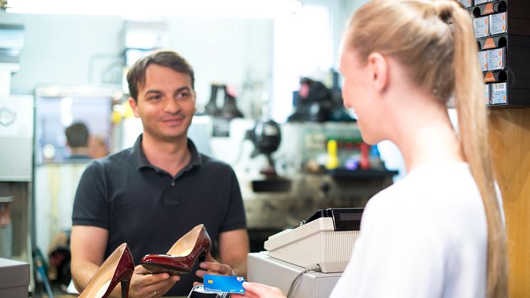 Kontaktloses Bezahlen mit V PAY - im Schuhgeschäft