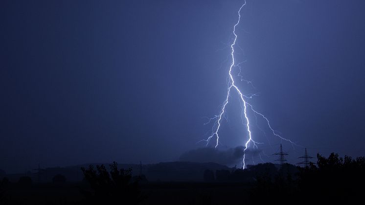 Blitzeinschläge in das Stromnetz wie in der vergangenen Unwetternacht führen zu kurzen Überspannungen und können dabei Kabel beschädigen.