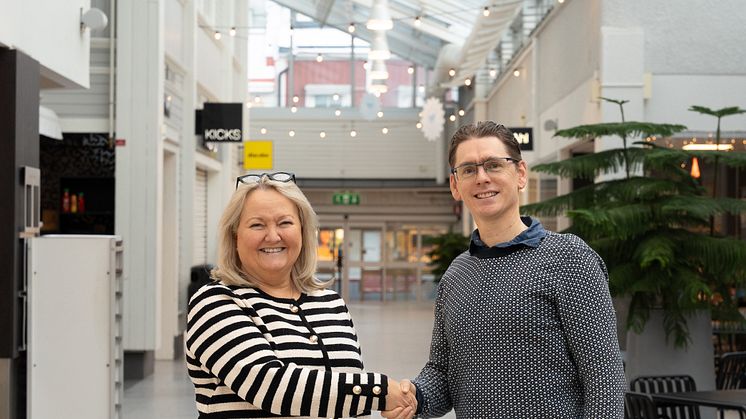 Christina Skoog VD på Skoogs Fastigheter och Jonas Carlzon lärare på Strömbackaskolans Försäljnings- och Serviceprogram ser fram emot ett givande samarbete mellan näringsliv och skola.     Foto: Sara Lundberg