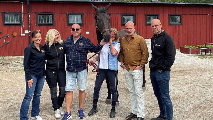 En glädjens dag för Fagersta Ryttarklubb. På plats var Maria Mellström, XL-BYGG, Jonna Nordin, platschef XL-BYGG Smedjebacken för att överraska Per och Eva Julin, Fagersta Ryttarklubb, i sällskap av Hans Fahlén och snickare Jens Pettersson.