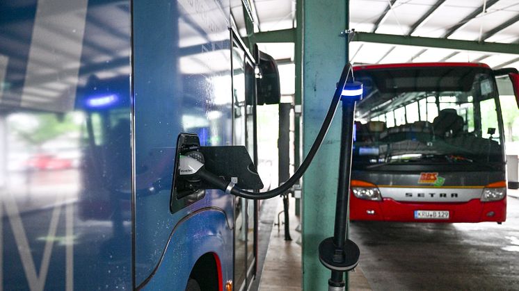 Die Lechwerke (LEW) haben für Brandner Bus Schwaben ein Elektromobilitätskonzept an sechs Standorten mit insgesamt 125 Ladepunkten umgesetzt.