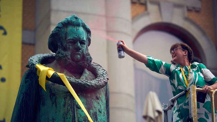 Tradisjonen tro får statuen av Henrik Ibsen utenfor Nationaltheatret en krans for å markere starten av Ibsenfestivalen. Teatersjef Hanne Tømta fulgte også Fritt Ord-direktør Knut Olav Åmås' oppfordring om å spraymale Ibsen (Foto: Øyvind Eide).