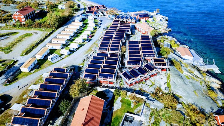 År 2019 invigdes 86 separata takytor med solcellspaneler på Ramsviks Stugby & Camping i Hunnebostrand. De gör att Ramsvik är självförsörjande på energi sett över helåret.