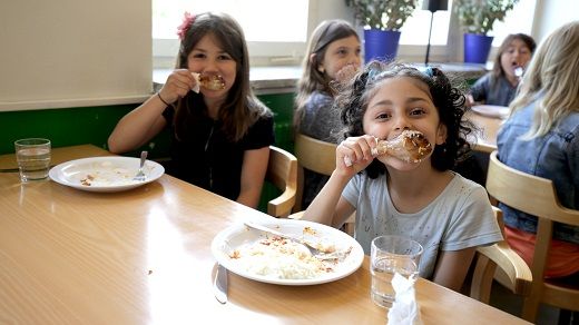 Emma Al Samarrai och Margot Derhej går i ettan på Bjurslättsskolan. Foto: Reko gårdar