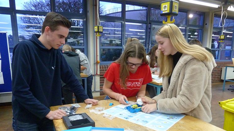 WWE- Auszubildender Mark Hindersen,  Charleene Gallwas und Benita Horstmeier vom Freiherr vom Stein Gymnasium Bünde bauen in der Ausbildungswerkstatt einen Mini-Roboter (v. l.).