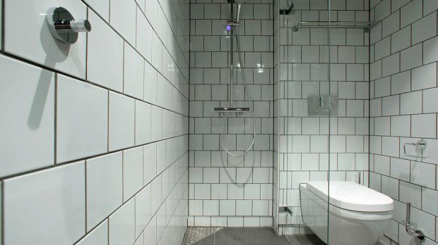 Bathroom in industrial style with tiles in so-called half joints.