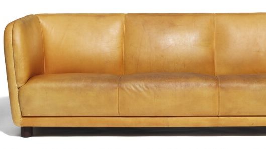 Arne Jacobsen’s ”Novo” sofa with round mahogany legs.