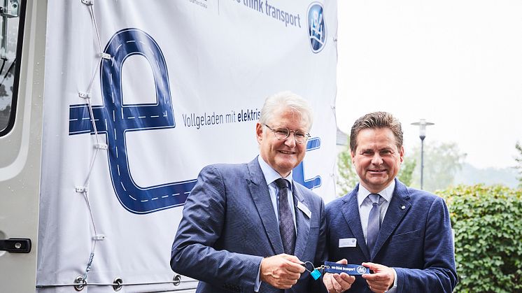 Wiehl is the first city in Germany to use BPW’s innovative electric axle drive eTransport. Mayor Ulrich Stücker accepted the converted Mercedes Benz Vario from BPW’s personally liable managing partner Michael Pfeiffer (left)