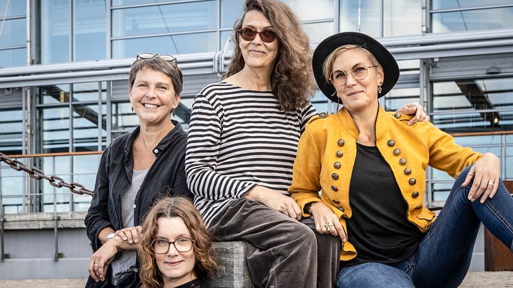 Operan är skriven av Johanna Fridolfsson (till vänster) och Malin Aghed (till höger) för regi står Emelie Sigelius (nederst i bild). Författare till boken Sandvargen är Åsa Lind (i mitten).