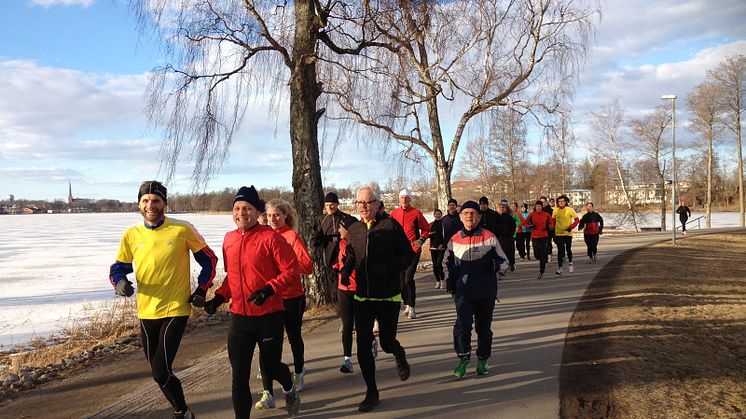 Tusentals löpare värmer upp inför Varvet