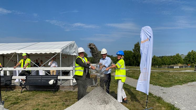 I strålande sol togs två första spadtag! Fr v Carl-Henrik Appel, regionchef för Riksbyggen Stockholm/Norr/Öst, Erik Andersson, kommunstyrelsens ordförande och Anna-Karin Croner, tf avdelningschef på NCC Bostad.