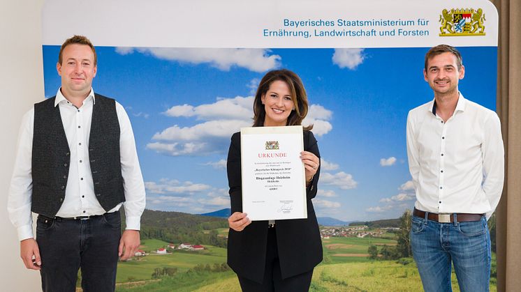 Ministerin Michaela Kaniber übergibt den Preisträgern ihre Urkunde. (Bild: Bayerisches Staatsministerium für Ernährung, Landwirtschaft und Forsten)