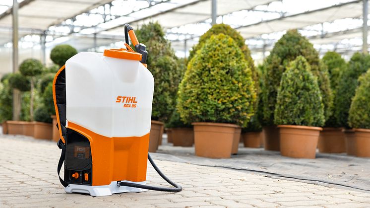 Maskinen har lav vekt og støy takket være batteridriften. SGA 85 kan dessuten kobles til den nettskybaserte løsningen STIHL Connect for bedre oversikt over maskinparken.