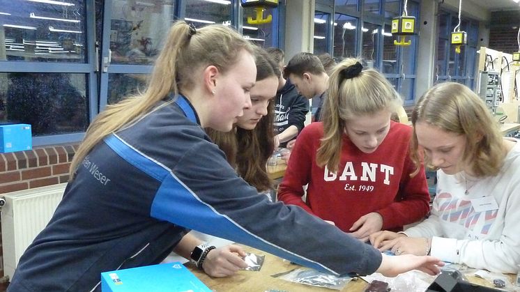 WWE- Auszubildende Melina Kramer, Marie-Julie Hartmann, Madlena Markus und Anika Pfennings vom Gymnasium St.Xaver bauen in der Ausbildungswerkstatt einen Mini-Roboter. (v. l.)