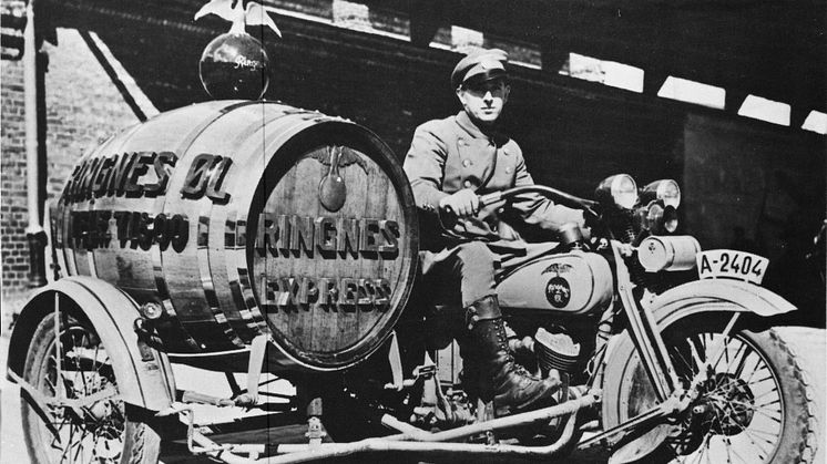 Ølekspressen. Trygve Myrvang med sin spesielle Harley-Davidson fra 1930. Han ble et kjent trekk i bybildet i Oslo og skapte god reklame for ølbryggeriet Ringnes. Foto: Teknisk museum/Ringnes arkiv