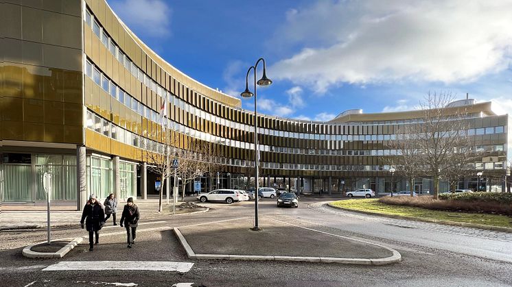 Fasaden mot Sofia Magdalenas Plats i Frösunda. Fotograf: Roger Spetz, Gatun Arkitekter.