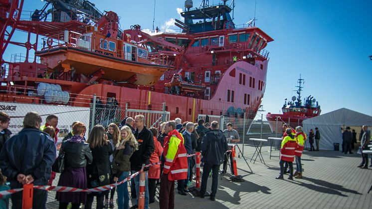 Around 800 visitors had a guided tour on board the 'Esvagt Faraday'