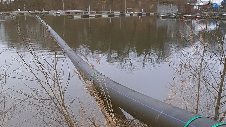 Rör för fjärrkyla på väg ut i vattnet