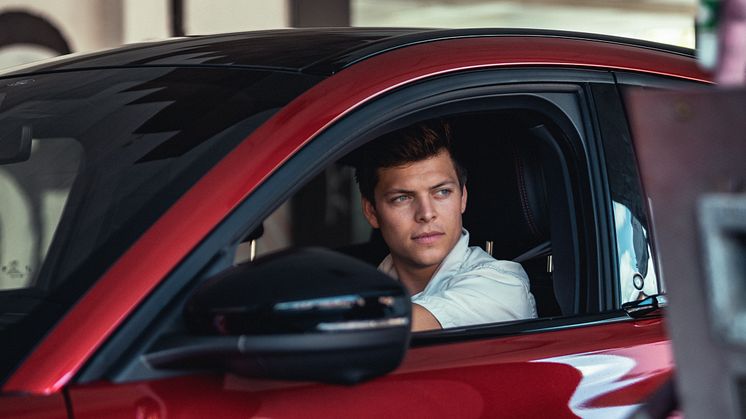 Skuespiller Alex Høgh Andersen i den elektriske Ford Mustang Mach-E. 