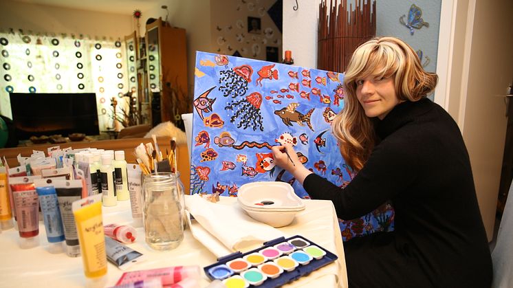 Malen: Angelika R.* bei ihrem liebsten Hobby, dem Malen.