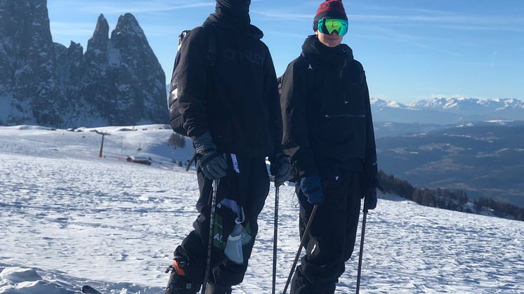 Oscar Wester och Oliwer Magnusson är peppade inför morgondagens slopestlekval i Italienska Sesier Alm. Bild: Niklas Eriksson
