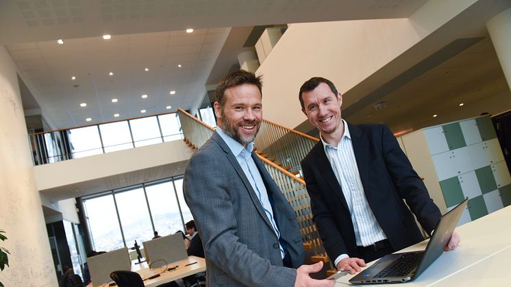 Markedsdirektør Baard Haakensen (til venstre) og direktør Thomas Mathisen i Digipost gleder seg til å bidra til digitaliseringen av fakturaer i Norge. Foto: Birger Morken, Posten Norge