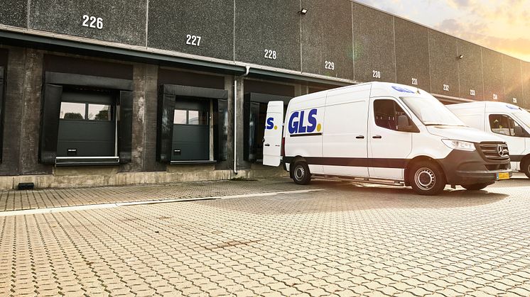 GLS varevogn holder klar ved depot Mercedes sprinter