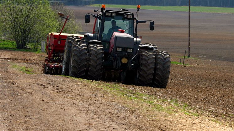 2004 Traktor med såmaskin i vårbruket, foto X