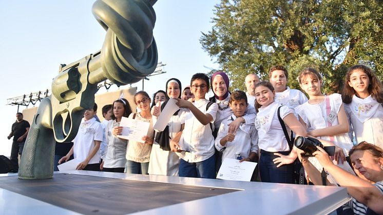 The knotted gun sculpture was unveiled, under the patronage of the Prime Minister Mr. Saad Hariri represented by the Minister of Culture Mr. Ghattas Khoury, with the participation of officials, ambassadors, artists, students.