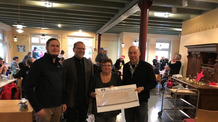 Bürgermeister Heiko Manz, Pfarrer Reinhard Keller, Daniela Möller und Frank Radu (von links) bei der Scheckübergabe an das Nachbarschaftsnetzwerk in Jesberg.