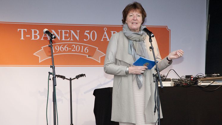 Ordfører Marianne Borgen på scenen på Bergkrystallen T-banestasjon