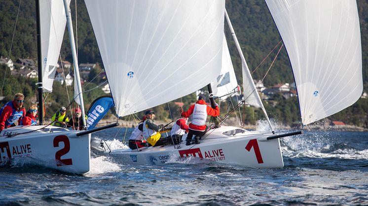 SEILSPORTSLIGA: Ran Seilforening (til høyre) stiller med et av de yngste lagene i seilsportsligaen når den innledes i Oslo 7. og 8. mai. Her seiler de mot tittelforsvarerne fra Åsgårdstrand (til venstre) som vant eliteserien i 2021.