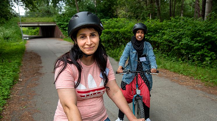 Amira Nehelly och Anab Hassan tränar cykelbalansen på kursens första kväll.