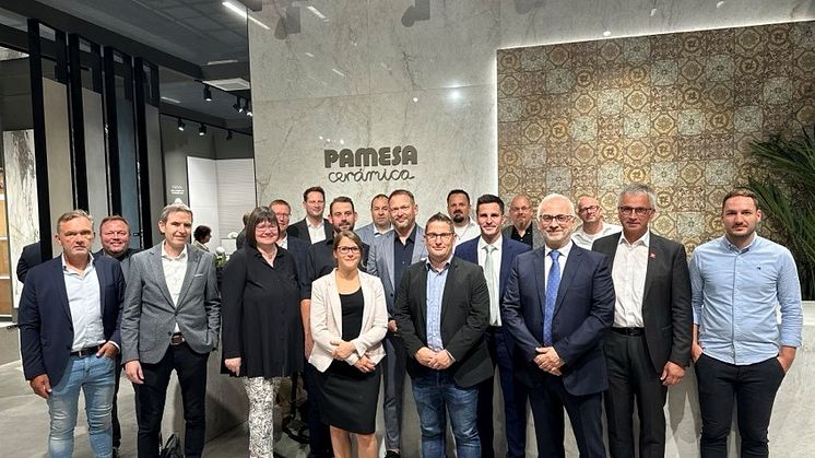 Die Mitglieder der TUC und Mitarbeiter der hagebau zusammen mit Toni Gascó (6. v. re.), Verkaufsleiter Pamesa Cerámica, und Vicente Roca (4. v. re.), Exportleiter Pamesa Cerámica, während ihres Besuchs der Cersaie in Bologna  Foto: hagebau (Abdruck h