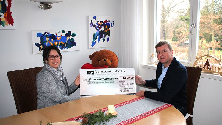 Kerstin Stadler nimmt den Spendenscheck  von Michael Schmelzle von der GSB Haungs GmbH entgegen
