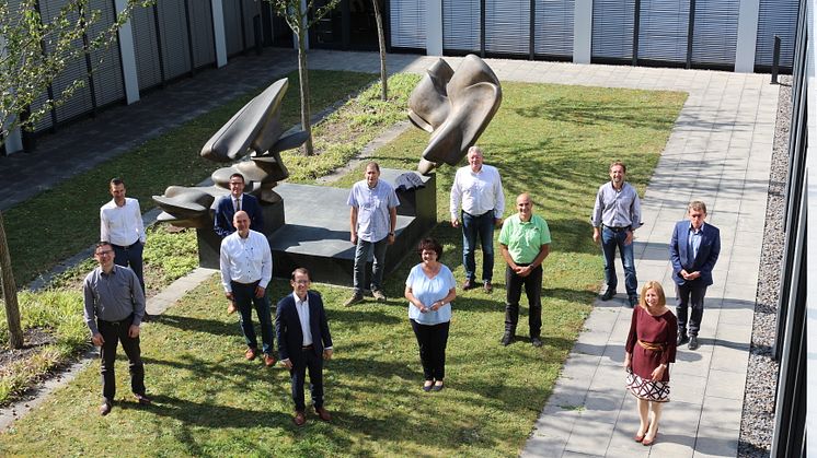 Gemeindevertreter, Bayernwerk-Mitarbeiter und Wissenschaftler vom IfE beim Abschlusstreffen des Energieeffizienznetzwerks Ostbayern.