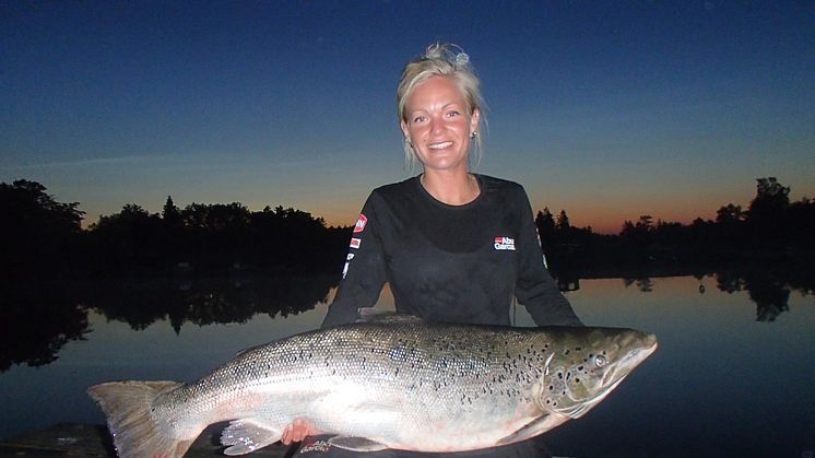 Passionerade tjejer tar för sig i sportfiskebranschen