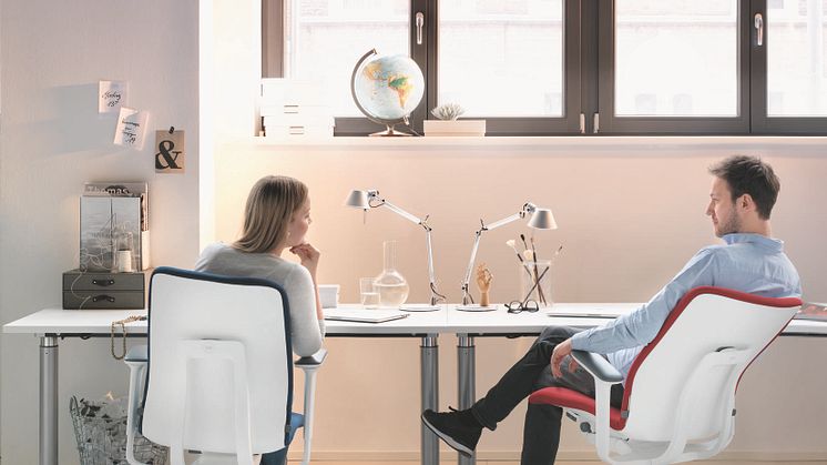 Moderne ergonomische Bürostühle mit neigbarem Rückenträger unterstützen „bewegtes Sitzen“.