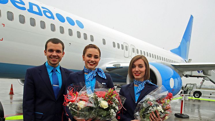 Das Kabinenpersonal des Pobeda-Airline-Flugs wurde am Flughafen Leipzig/Halle feierlich begrüßt