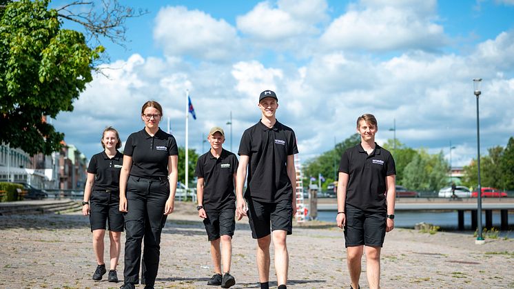 De fem naturvärdarna möter turister och hallänningar i Halmstad under veckorna 28-32. Från vänster: Lovisa, Lova, Oscar, Johannes och Adam, som under sommaren bland annat ska städa stränderna och i naturen.