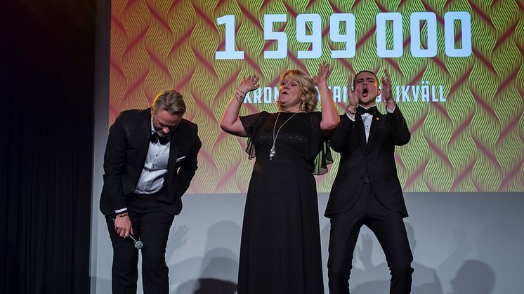 Ögonblicket den insamlade summan avslöjas under förra årets Jontefondsgala. Från vänster: Tommy Ivarsson, Gunilla Ivarsson och Christian Ivarsson. Foto: Lisa Barryd/Lisa Forssell.