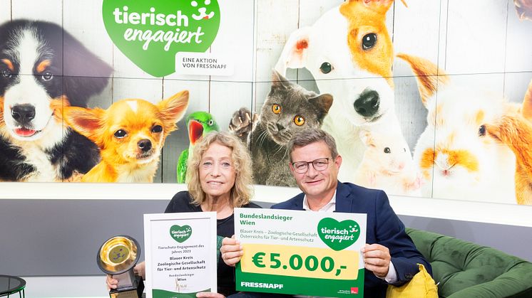 Der Goldene Fressnapf für Tierschutz in Wien: (v.l.n.r.) Judith Kastenmeier vom Tierschutzverein „Blauer Kreis“ und Hermann Aigner, Geschäftsführer Fressnapf Österreich.