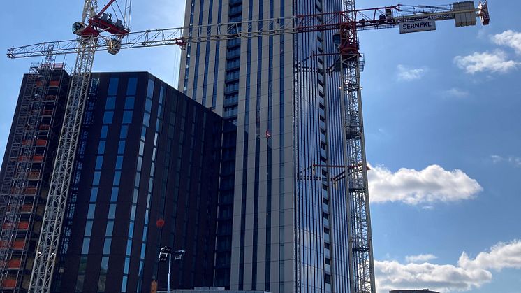 Karlatornet er netop nu under opførsel i Göteborg og bliver Skandinaviens højeste bygning. Skyskraberen bliver 245 meter høj, og de første 190 meter er bygget. Flügger leverer maling og spartel til projektet, der står færdig i 2023. Foto: Flügger