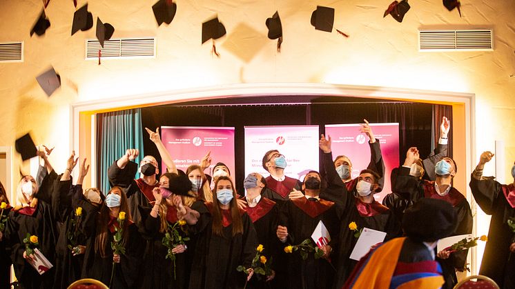 Seit Gründung der HdWM eine Tradition: Die Absolventenfeier in Talaren gehört fest ins Studium an der Managementhochschule.