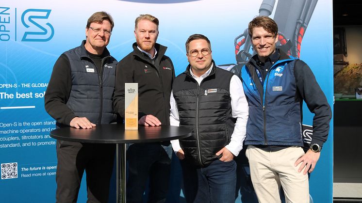 Some of the members standing around the award: Stefan Stockhaus, Steelwrist; Hampus Jonsson, Rototilt; Stefan Sparwel, Kinshofer; Patrik Lindqvist, SMP Parts